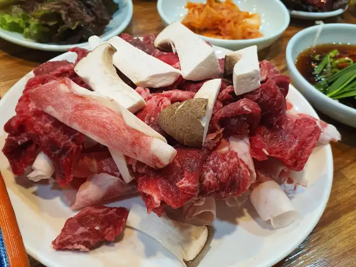 모듬 구이용 신선한 고기 덩어리