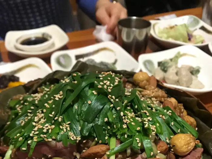 연잎에 싸여 나온 오리훈제 요리