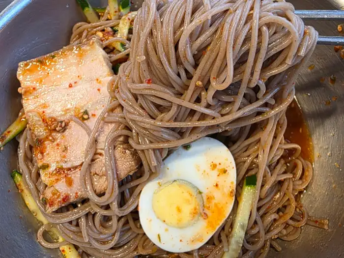 비빔막국수와 편육
