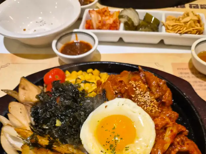 철판 위 김치 제육 덮밥