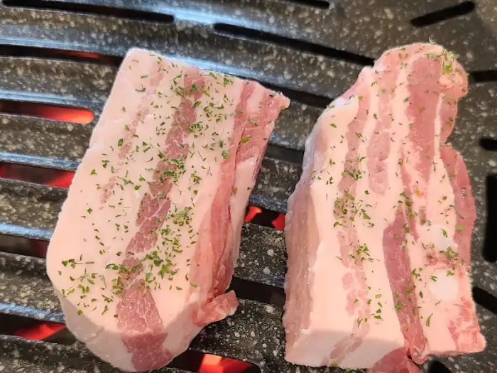 두툼한 삼겹살 덩어리