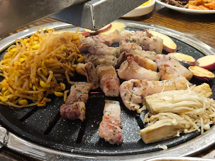 고기, 콩나물, 버섯 등 불판에 함께 굽는 재료들