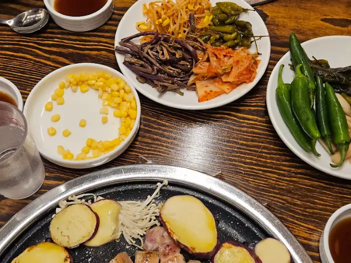 다양한 반찬과 쌈 채소