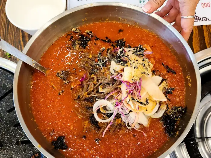 매콤한 비빔냉면