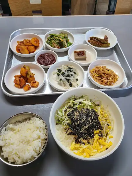 식담의 푸짐한 한상차림