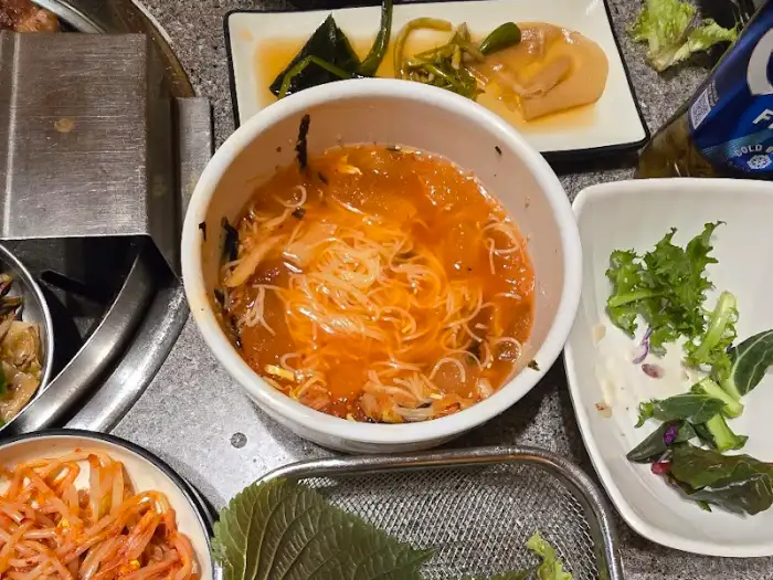 따뜻한 국물 요리와 신선한 쌈 채소