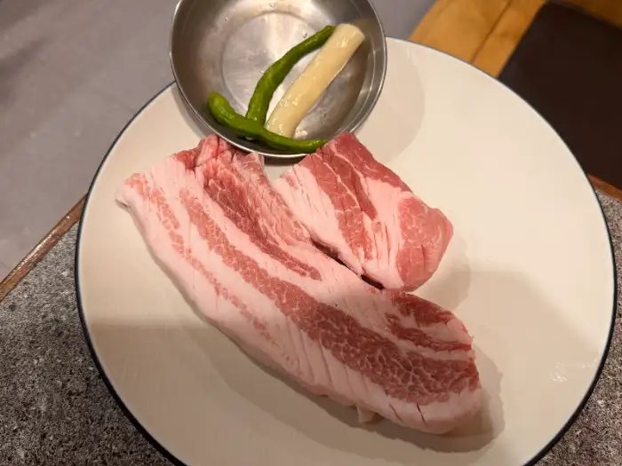 신선한 삼겹살 덩어리