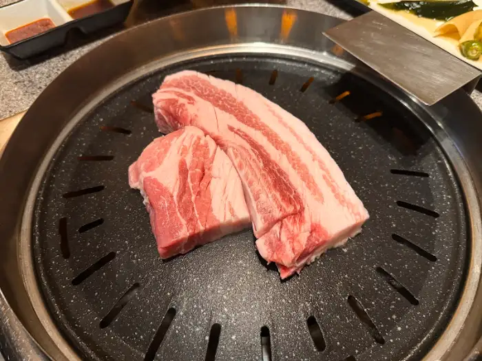 불판 위에 놓인 삼겹살