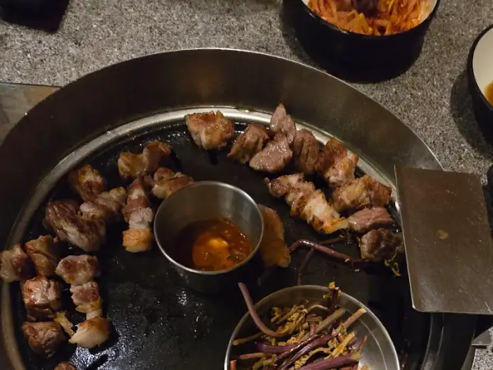 지글지글 구워지는 삼겹살 조각들