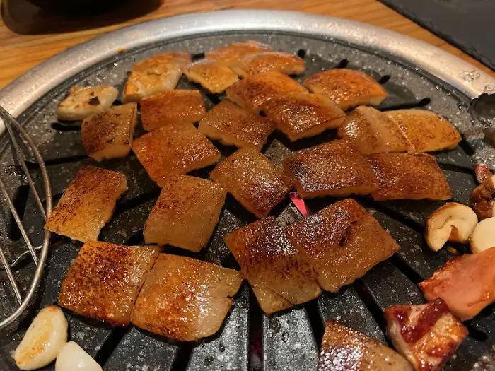 구워지고 있는 오겹살 껍질 부분