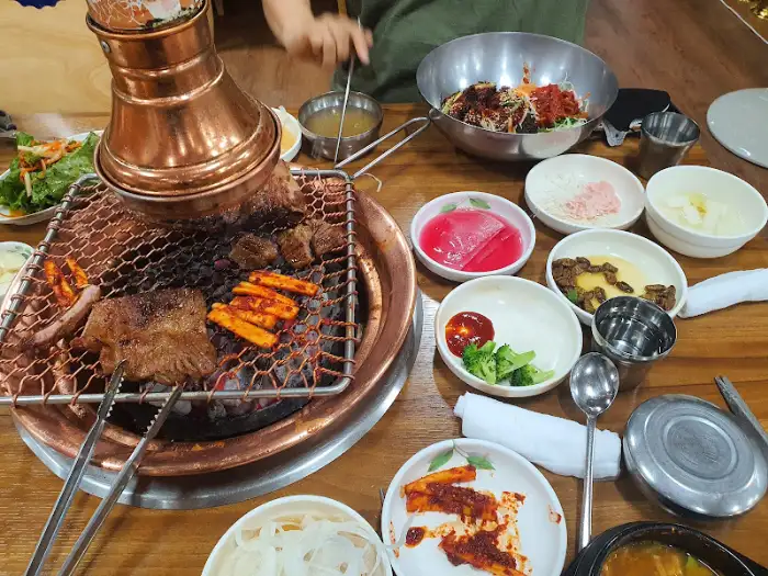 숯불 위에서 노릇하게 익어가는 돼지갈비와 함께 제공된 밑반찬들