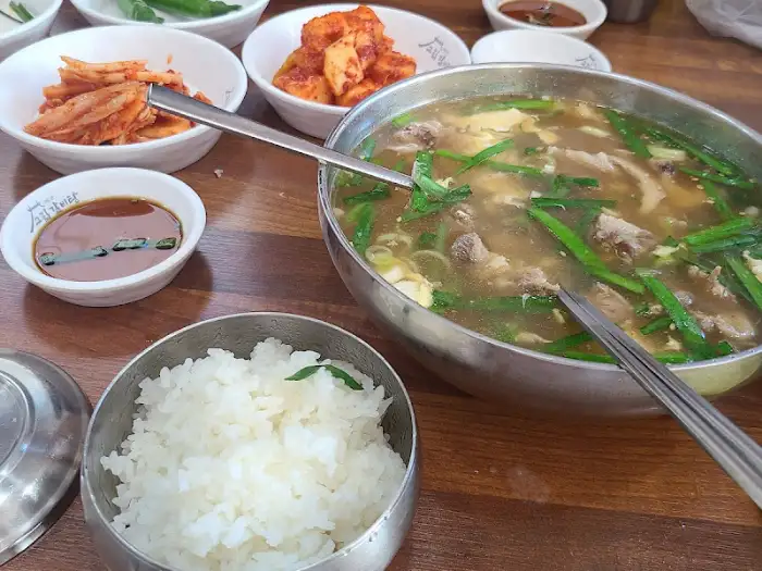 푸짐하게 차려진 갈비탕 한 상
