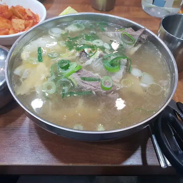 푸짐한 건더기가 돋보이는 갈비탕