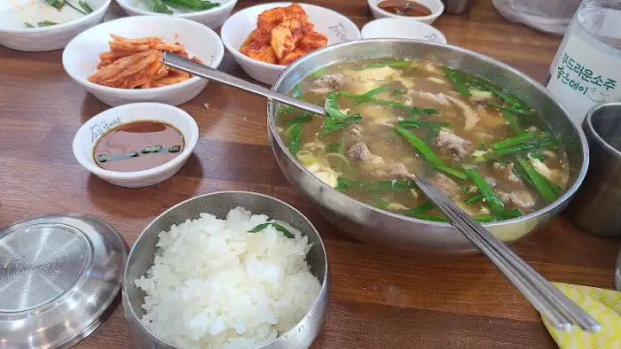 갈비탕과 밥, 반찬이 함께 나온 상차림