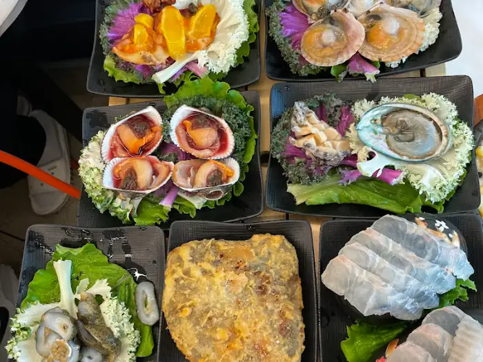 여러 가지 해산물 요리들이 접시에 담겨 나온 모습
