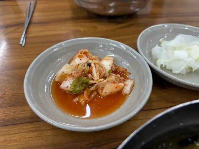 새콤한 국물이 돋보이는 물김치