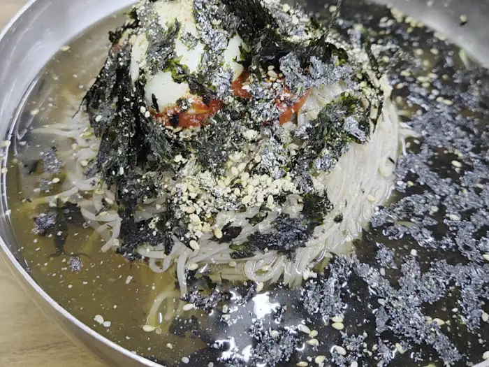 막국수 위 다양한 고명 디테일 샷