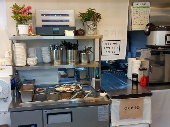 주방 내부와 식기 준비 공간