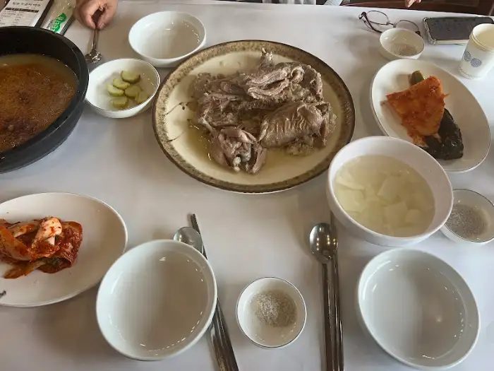 테이블 위에 차려진 푸짐한 식사