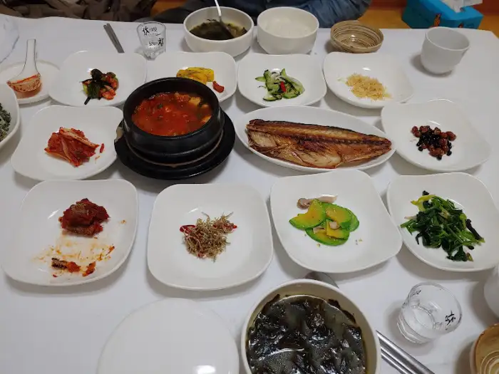 다양한 밑반찬이 차려진 모습