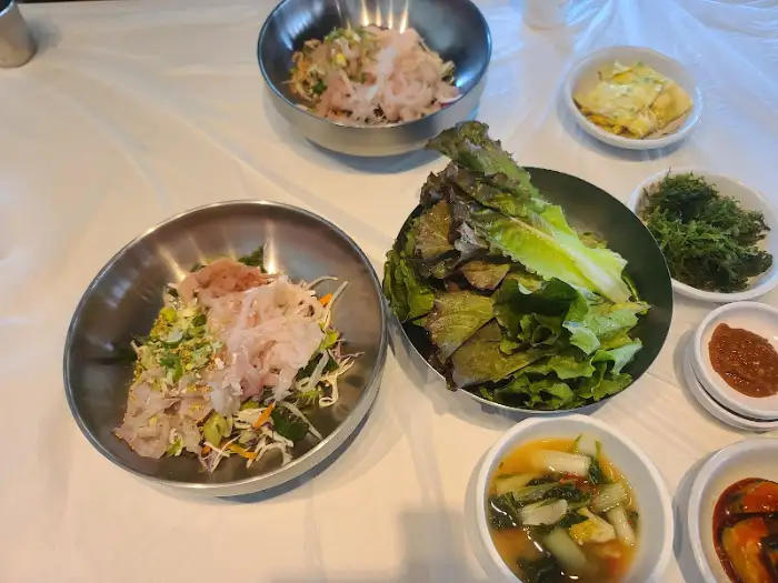 푸짐한 조개와 채소가 들어있는 시원한 조개탕