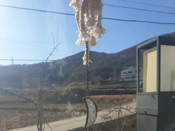창밖으로 보이는 푸른 산과 계단식 논의 풍경