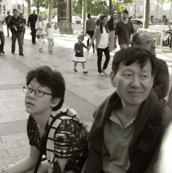 사람들이 지나다니는 거리 풍경