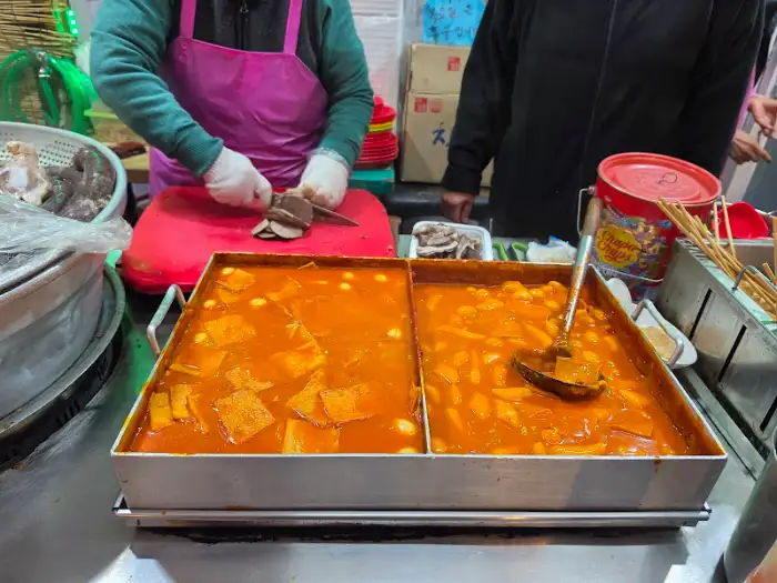 분식집에서 조리 중인 떡볶이