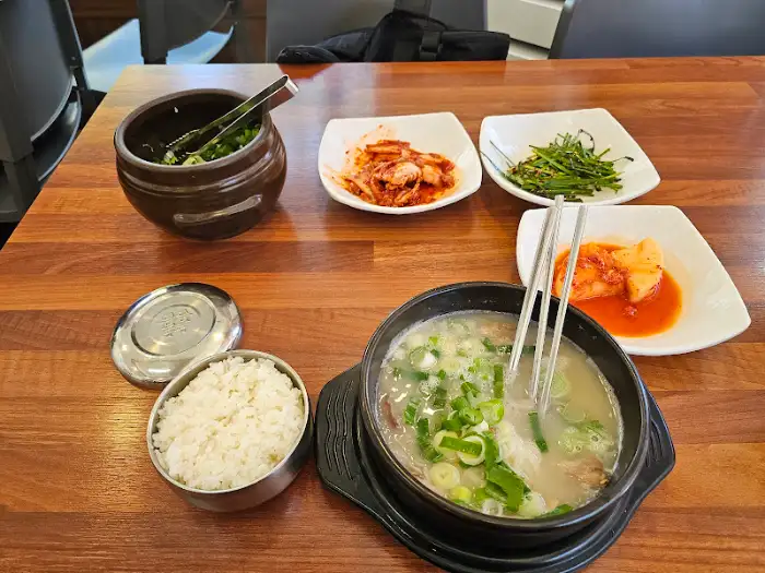 100년 설렁탕 본점 테이블 세팅