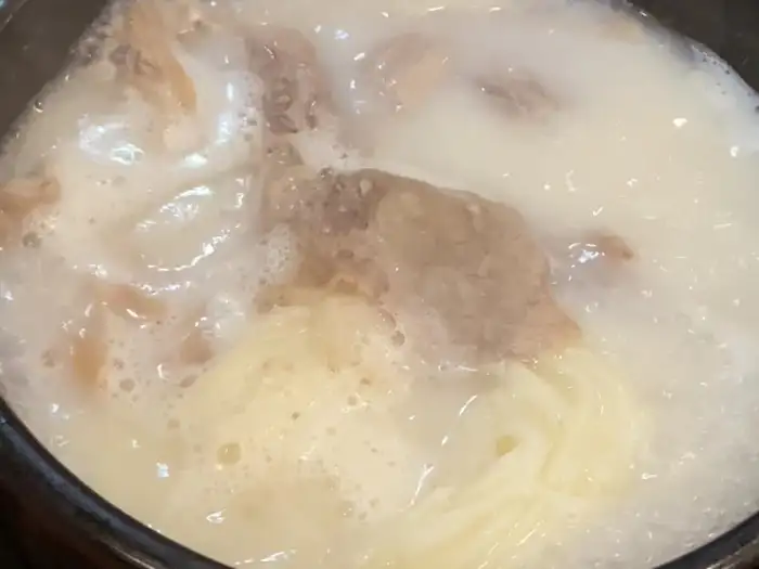 설렁탕 속 소면과 고기