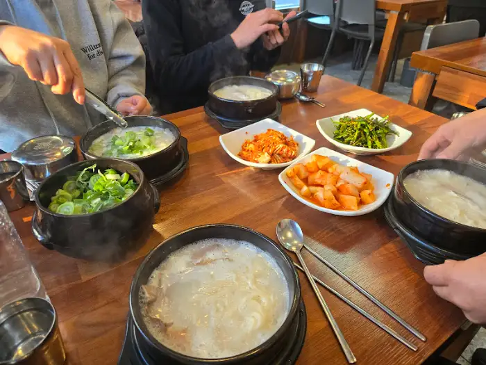 테이블 위의 설렁탕과 반찬들