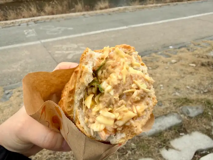 길거리야 바게트버거 한입 베어문 모습