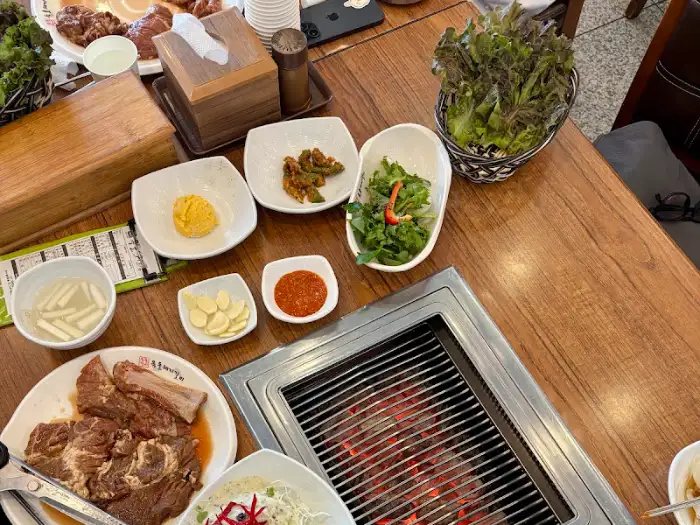 푸짐하게 차려진 식탁