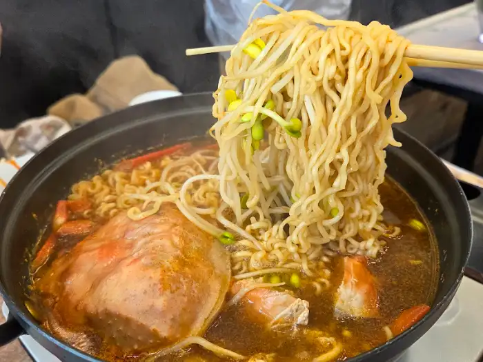 라면 면발 들어 올리는 모습