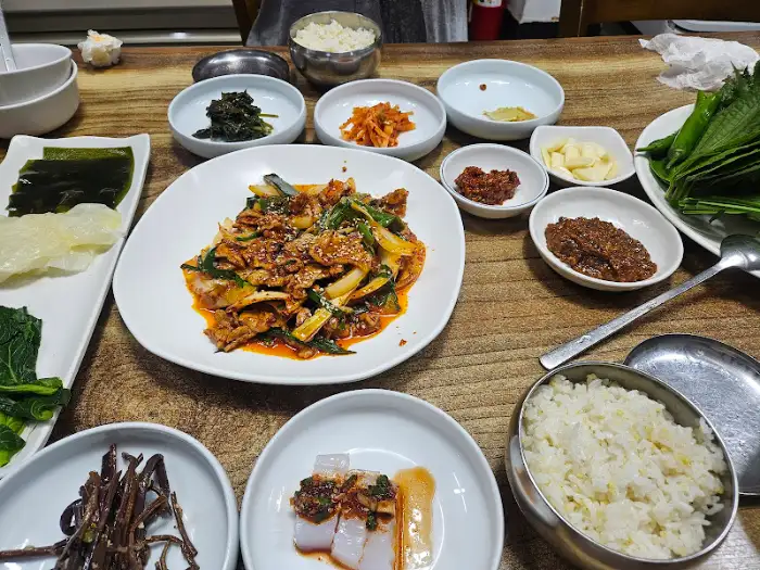 테이블에 차려진 푸짐한 쌈밥 한상차림