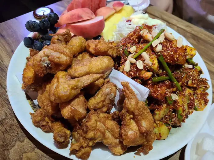 매콤한 양념의 치킨과 과일