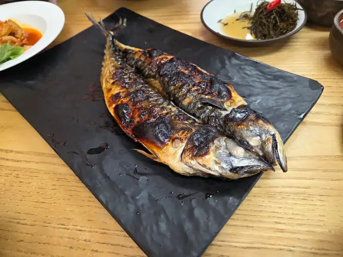 먹음직스럽게 구워진 고등어 구이