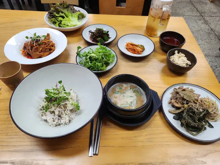 다양한 반찬과 함께 차려진 한 상 차림