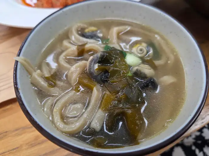 따뜻하고 시원한 국물의 보말 칼국수
