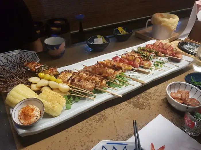 플레이트에 담긴 꼬치구이와 곁들임 반찬