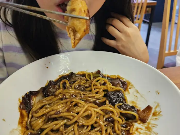 짜장면 먹는 모습