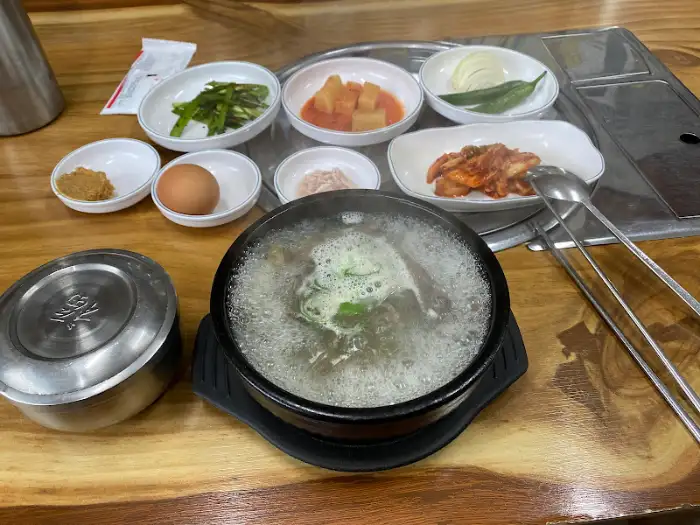 소머리국밥과 반찬 사진