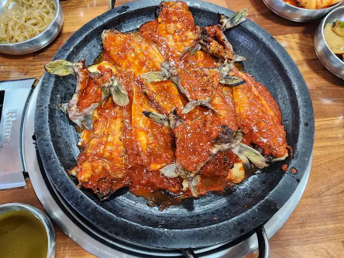 양념이 맛있게 배어든 메기구이