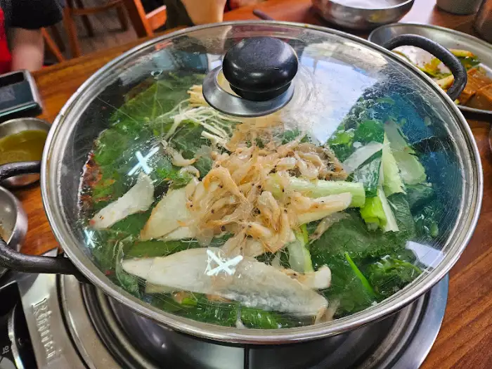 보글보글 끓고 있는 민물탕 냄비