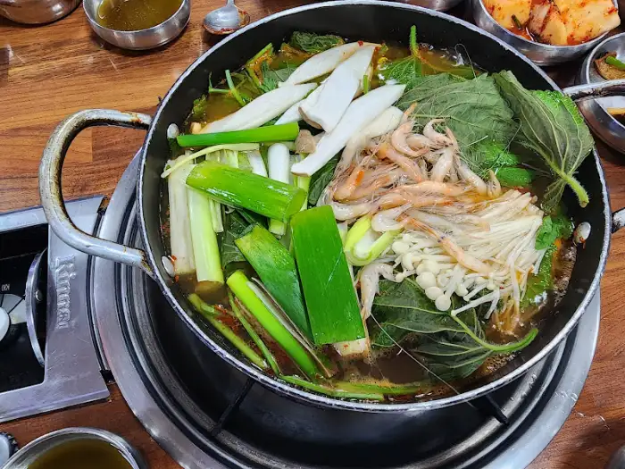 푸짐하게 끓고 있는 민물탕의 근접 샷