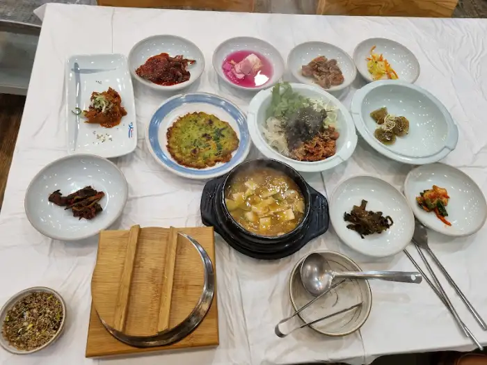 다양한 반찬과 함께 차려진 식사 모습