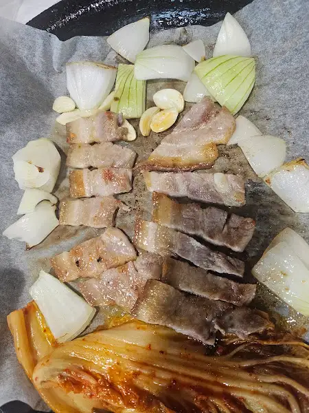 삼겹살과 묵은지 굽는 모습