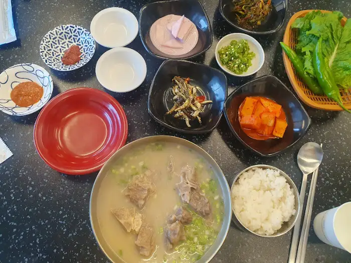 테이블 세팅과 접짝뼈국