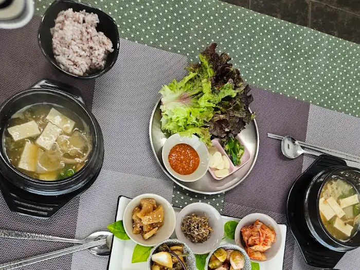 정갈하게 차려진 반찬과 국