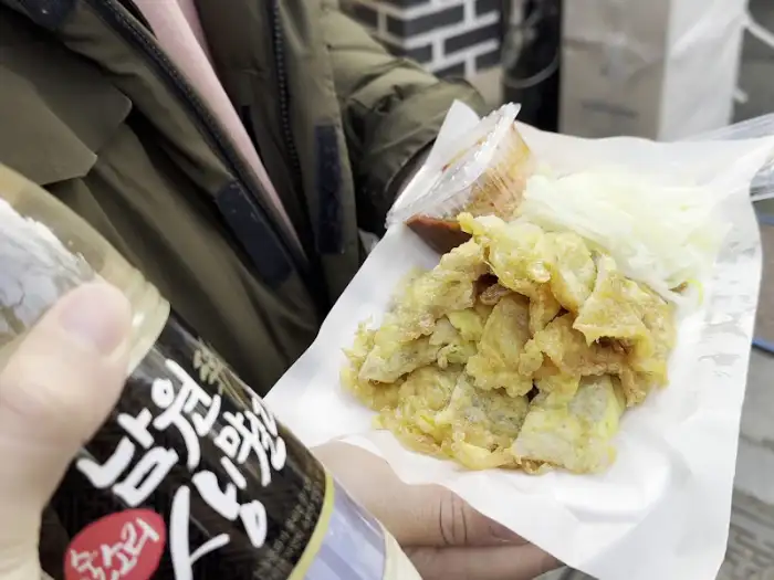 마왕육전과 막걸리 병을 들고 있는 모습